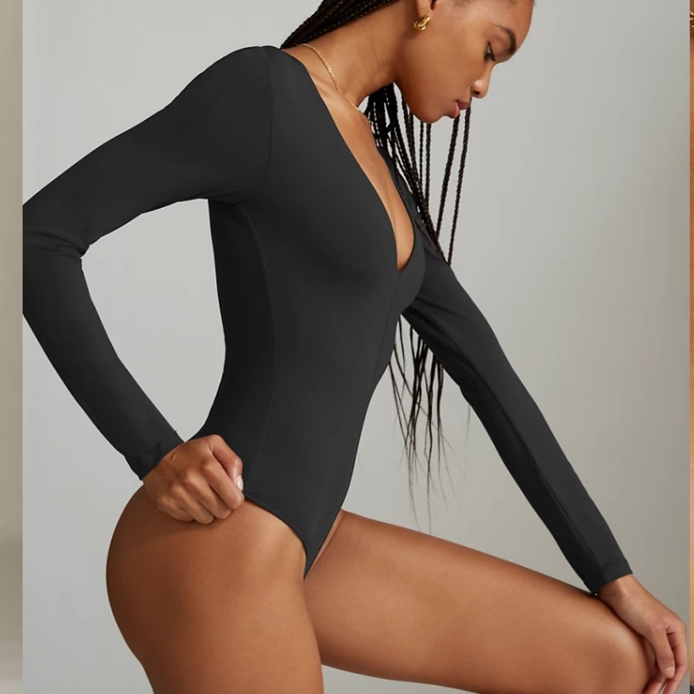 ARITZIA V NECK BODYSUIT